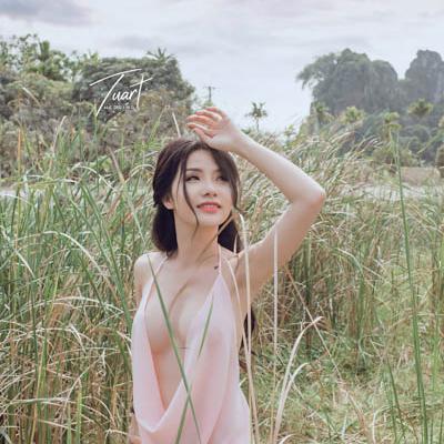 2 cô gái sexy - quyến rũ trong thung thũng với yếm 077