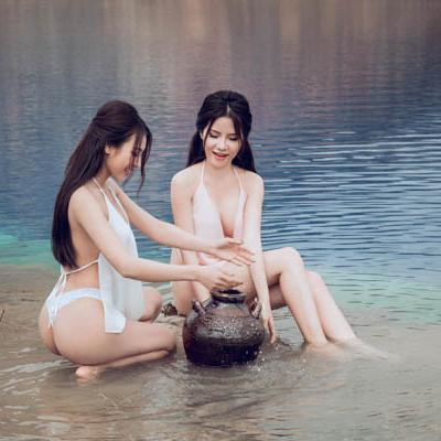 2 cô gái sexy - quyến rũ trong thung thũng với yếm 079