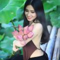 Hồng Rubyshi - Cô gái và hoa sen 06.jpg